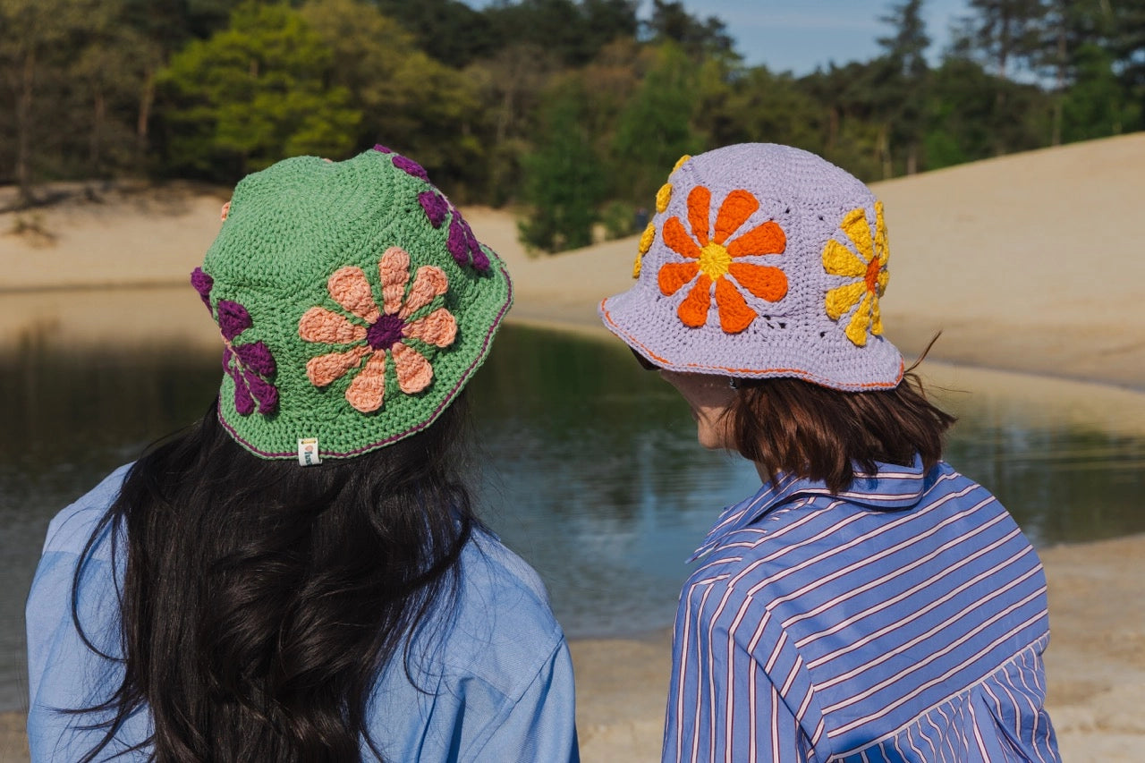 De Festival Bucket Hat van de zomercollectie van Haakspot in de kleuren groen en lila achteraanzicht.