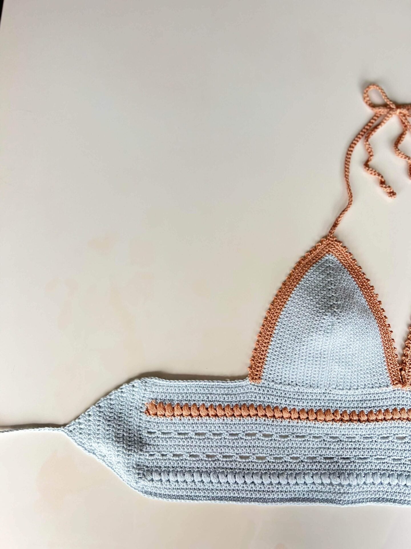 Olive Summer Top Haakspot blauw met oranje bovenaanzicht.