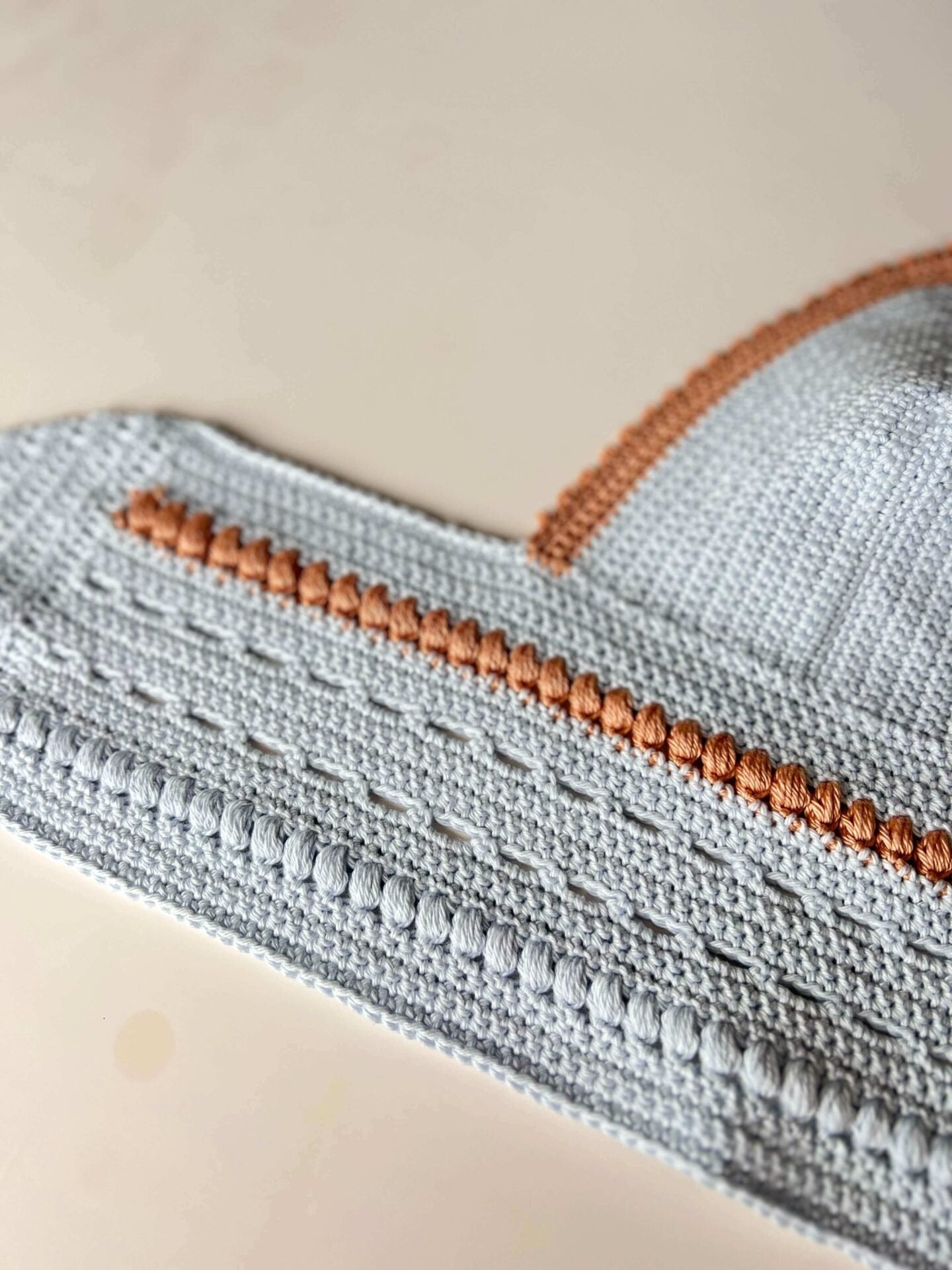 Olive Summer Top Haakspot blauw met oranje details foto.