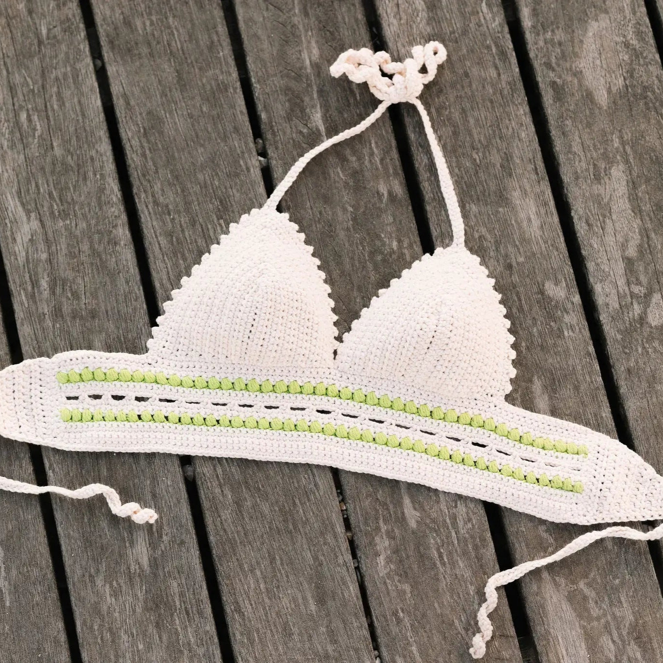 Olive Summer Top Haakspot foto van bovenaf.