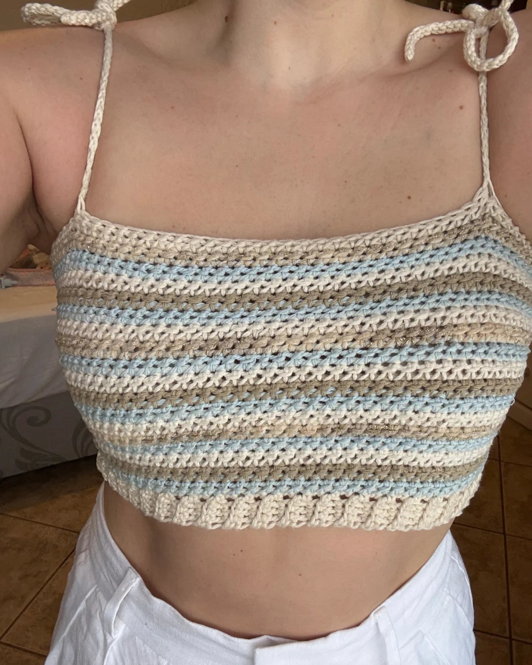 Gehaakte Striped Top met crème, blauwe en beige strepen en dunne schouderbandjes met knoopjes