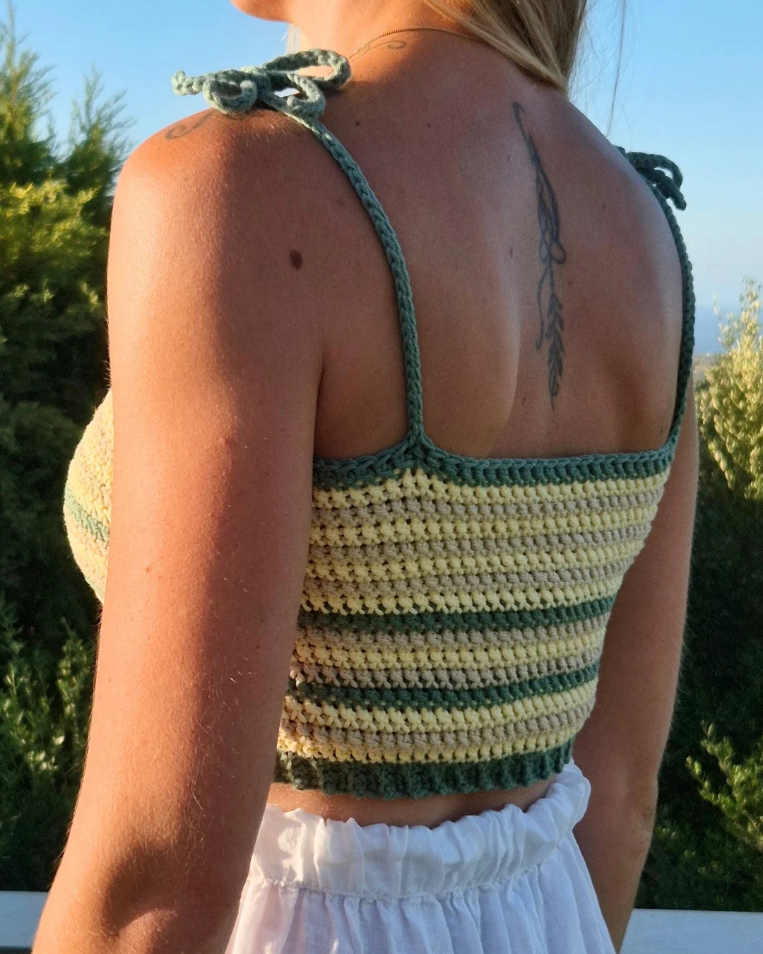 Achterkant van gehaakte Striped Top in geel, beige en groen met schouderbandjes en strikjes