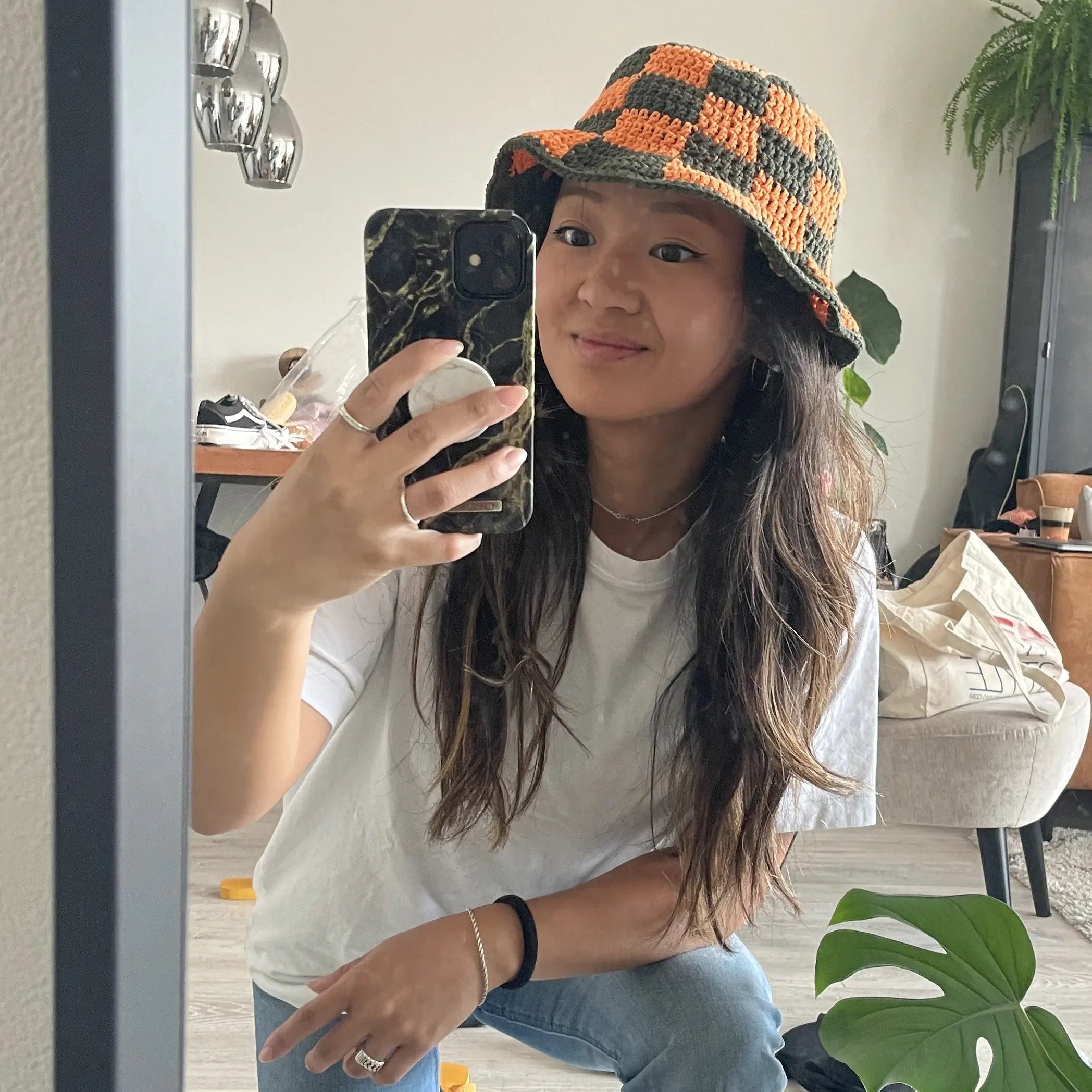 Gehaakte Geruite Bucket Hat Haakspot in de kleur olive, mandarin.