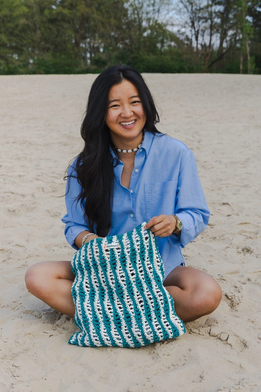 De Beach Bag van Haakspot van de zomercollectie uit 2025 en een groene met witte kleur.