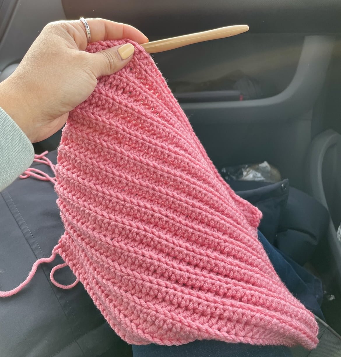 Gehaakt werk in de auto in de roze kleur met een haaknaald van Haakspot.