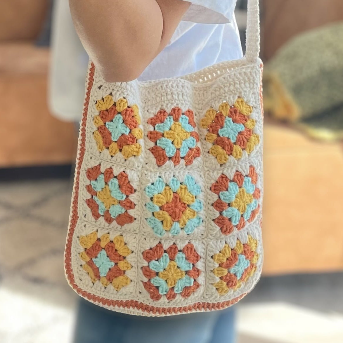 Haakpatroon Granny Square Tas van Haakspot met beige, oranje, gele en blauwe kleuren.