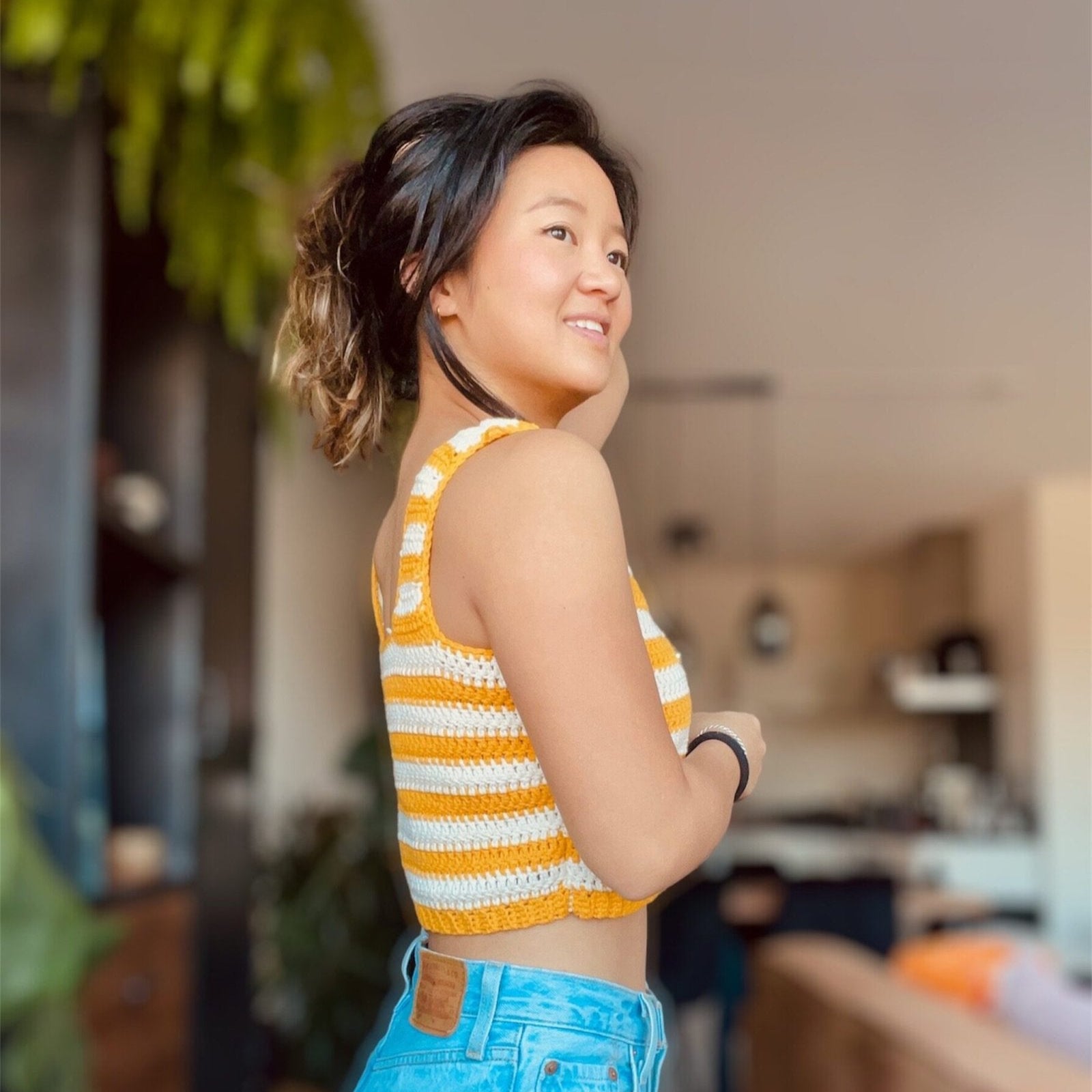 Gehaakte Perfect Summer Top Haakspot in de kleur geel wit zijaanzicht.

