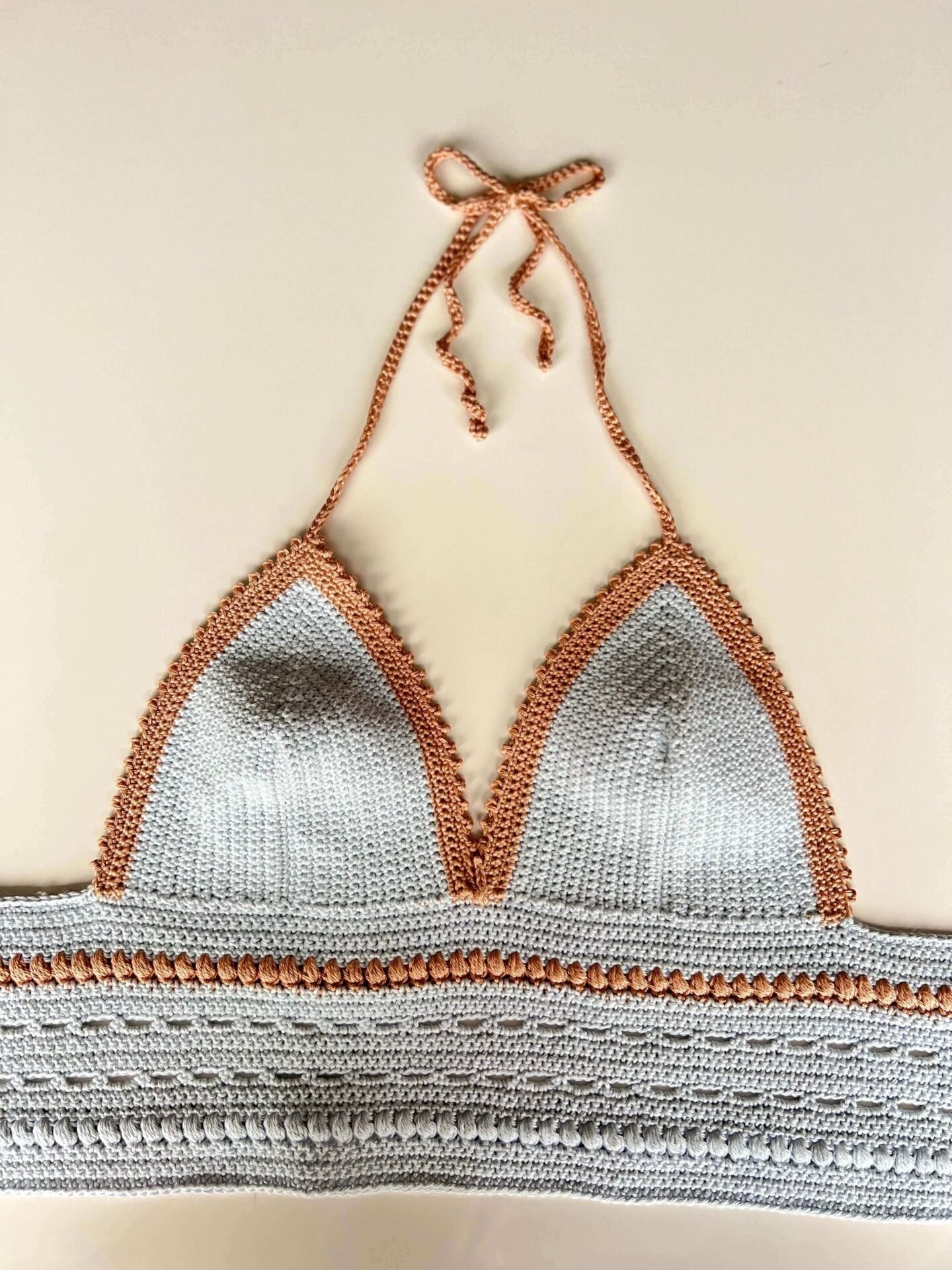 Olive Summer Top Haakspot blauw met oranje bovenaanzicht van de gehele top.