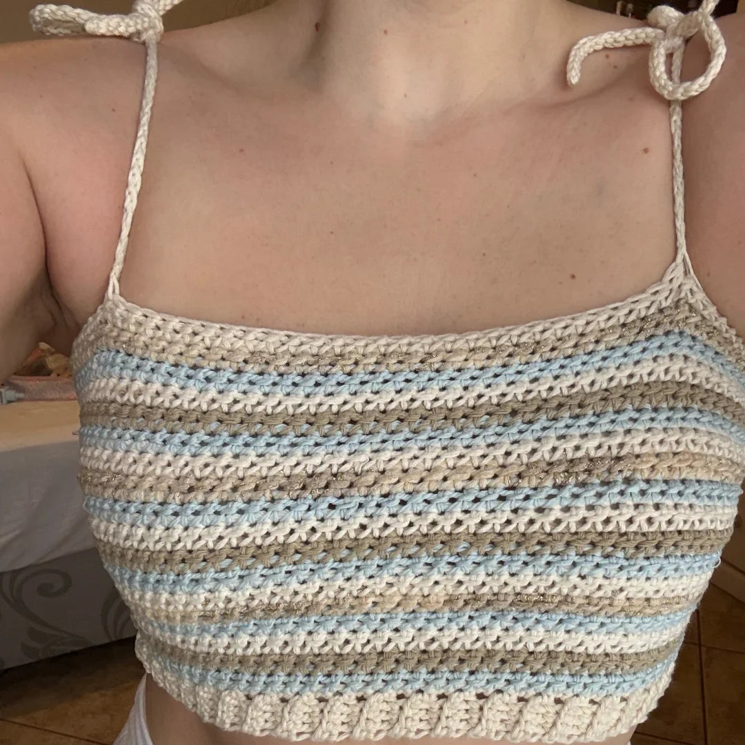 Gehaakte Striped Top met crème, blauwe en beige strepen en dunne schouderbandjes met knoopjes