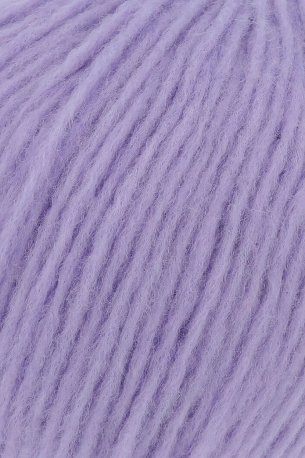 Lang Yarns Promise in kleur lavendel 0046, garen van alpaca en polyamide, close-up van zachte gedraaide strengen.