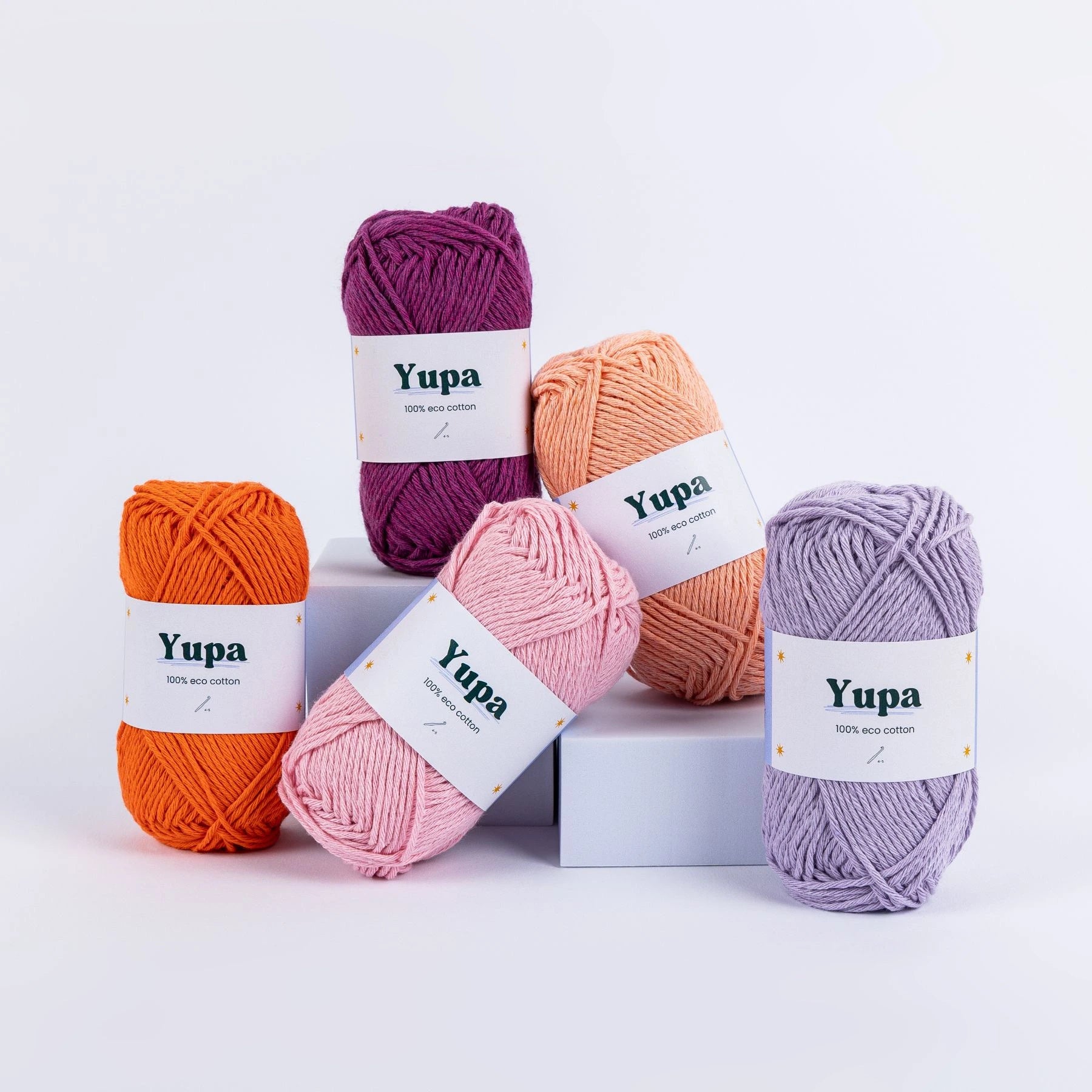 Bollen katoengaren Yupa Eco Cotton met witte achtergrond
